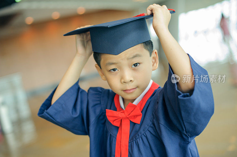 穿着毕业礼服的亚洲男孩