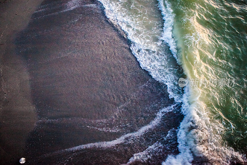 海浪和冲浪的鸟瞰图