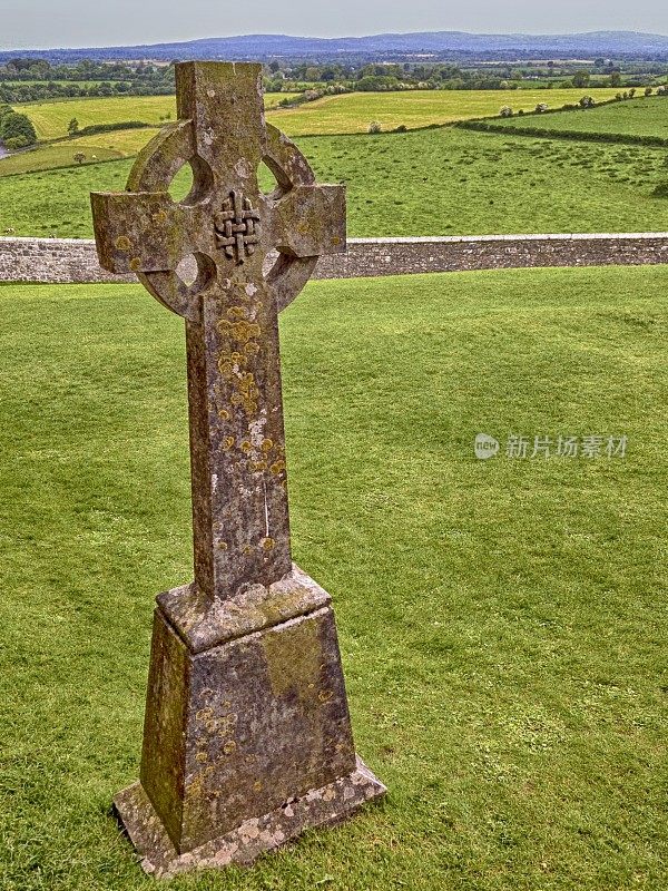 俯瞰爱尔兰乡村的古老凯尔特十字