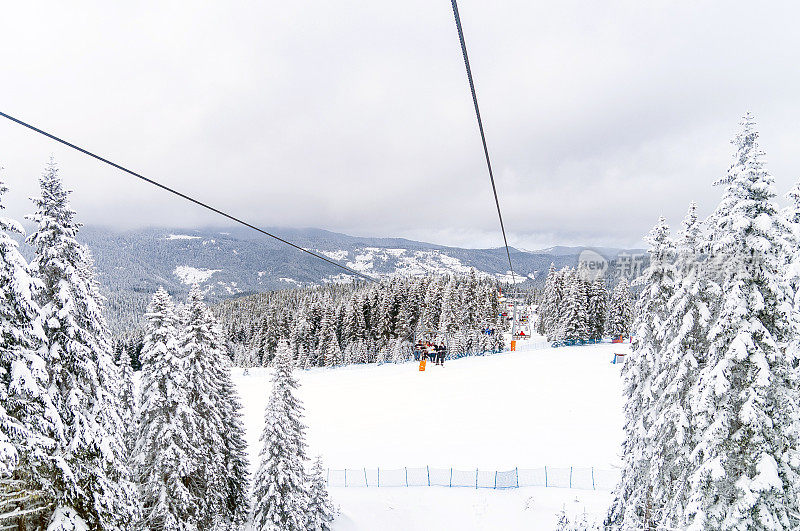 伊尔加兹山滑雪胜地的椅子升降机