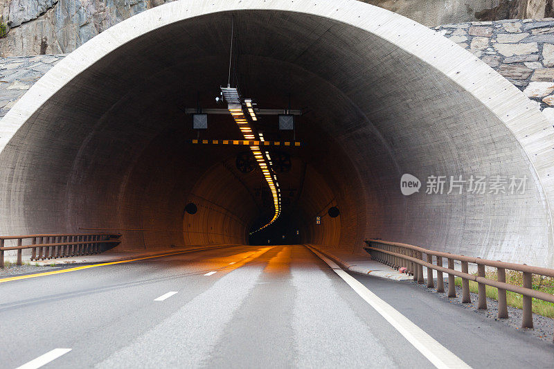 进入挪威公路隧道的入口