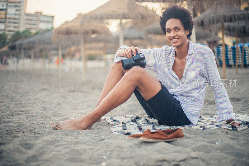 海滩上一个拿着相机的人