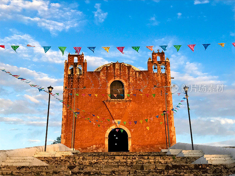 圣埃琳娜，尤卡坦，墨西哥:日落时的橙色教堂