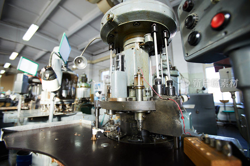 用于钟表机械生产的钟表厂制造机器的特写