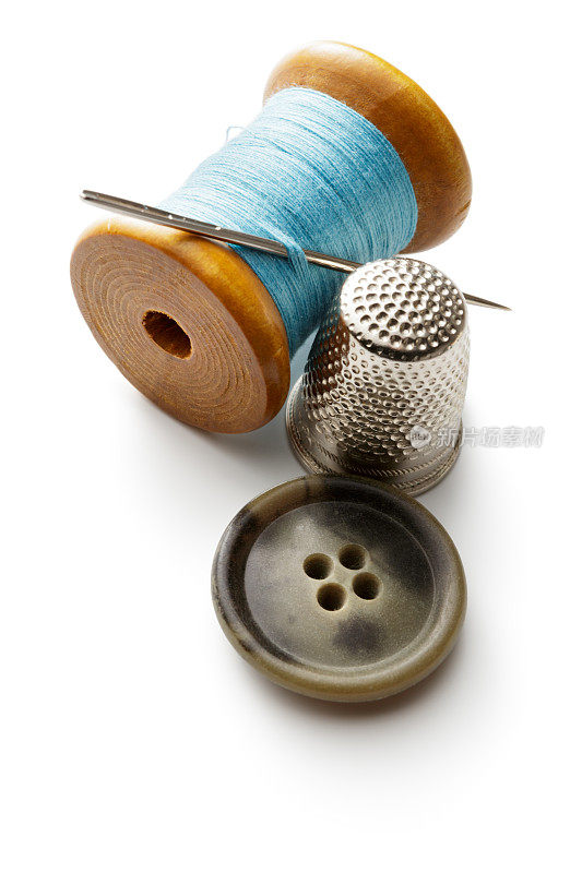 纺织品:线，顶针，纽扣和针孤立在白色背景上