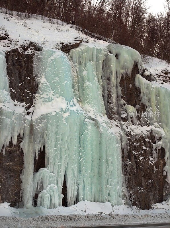 林根阿尔卑斯的蓝色冰瀑