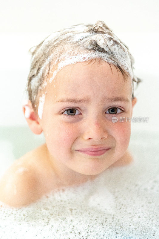 哭泣的三岁男孩在浴缸里