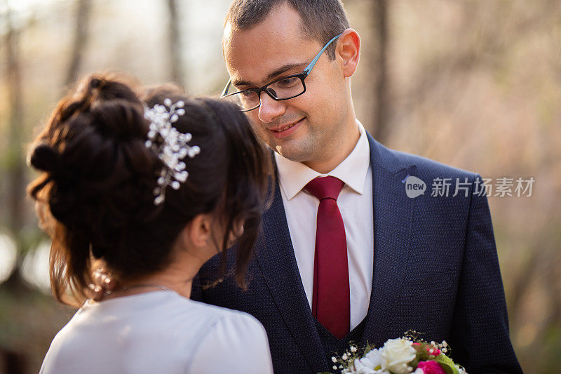 新婚夫妇享受大自然