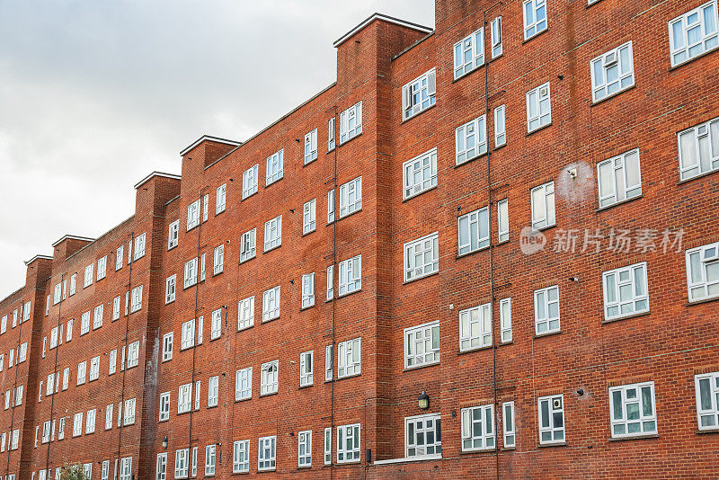 伦敦哈克尼附近的红砖公寓楼