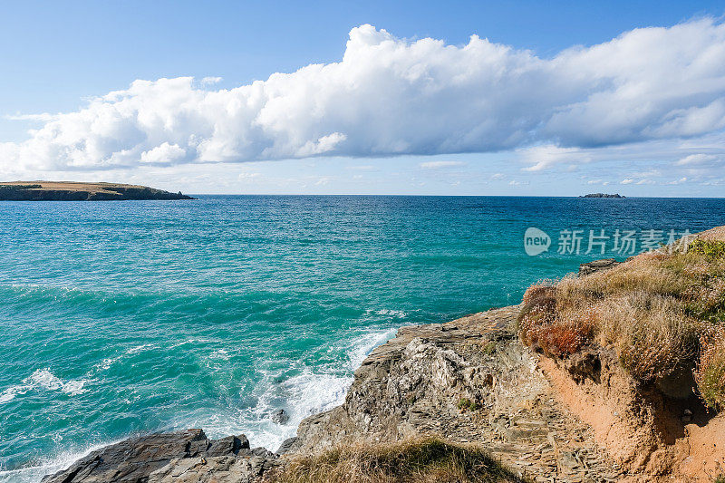 英格兰康沃尔北岸哈林湾的海岸线