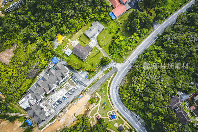 鸟瞰图的道路，建筑物和丛林