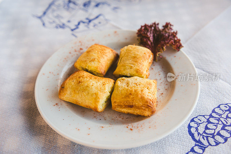 美味的菠菜馅饼特写，希腊