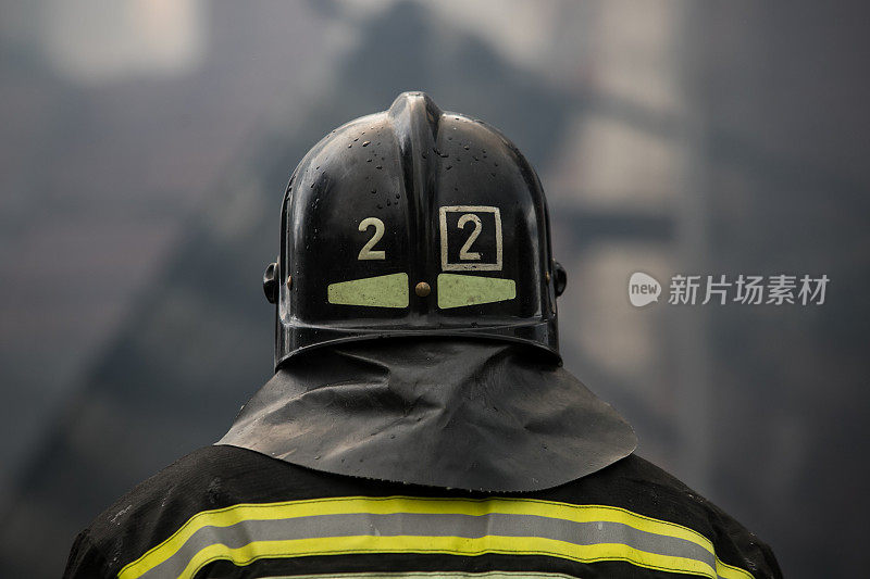 在火灾和烟雾事件中，消防员正在从燃烧的建筑物中救援。