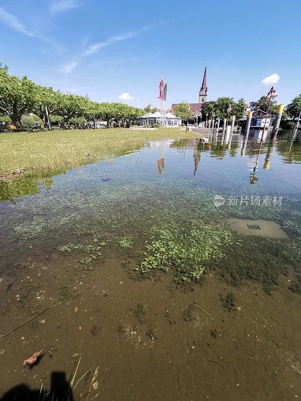 在高水位时期参观康斯坦茨湖的拉多尔夫泽尔长廊