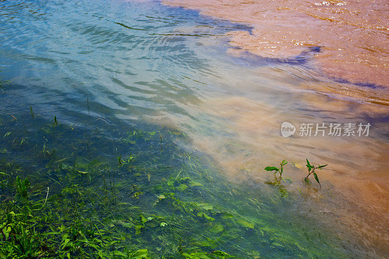 清澈和浑浊的河水混合