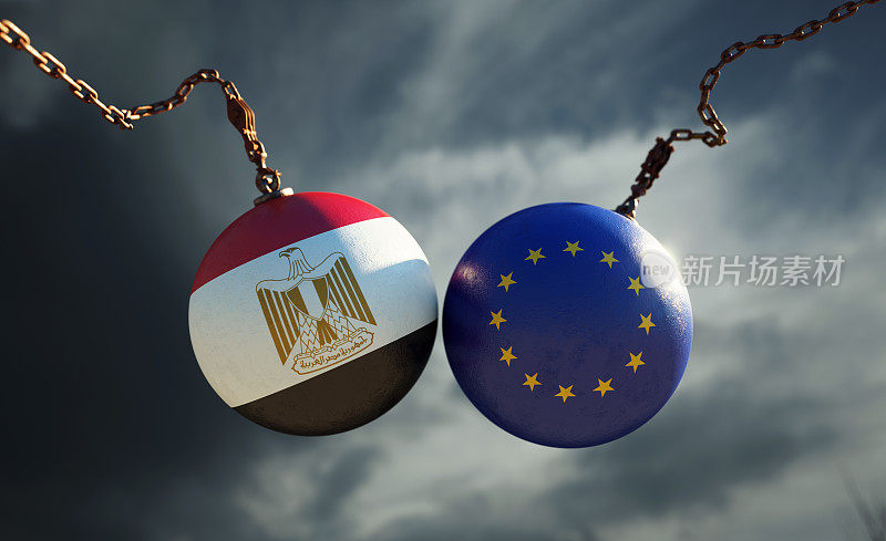 破坏球纹理与欧盟和埃及国旗在黑暗的暴风雨的天空