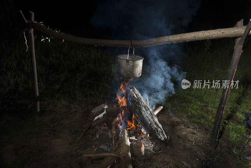 在火上的锅里烹饪。