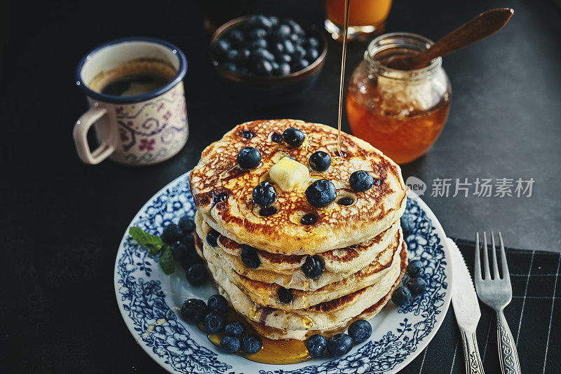 煎饼加枫糖浆和新鲜蓝莓