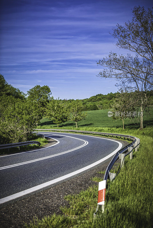 弯曲的道路(HDRi)