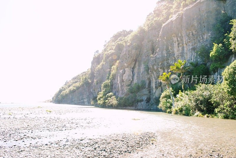 太阳耀斑海岸悬崖与棕榈树