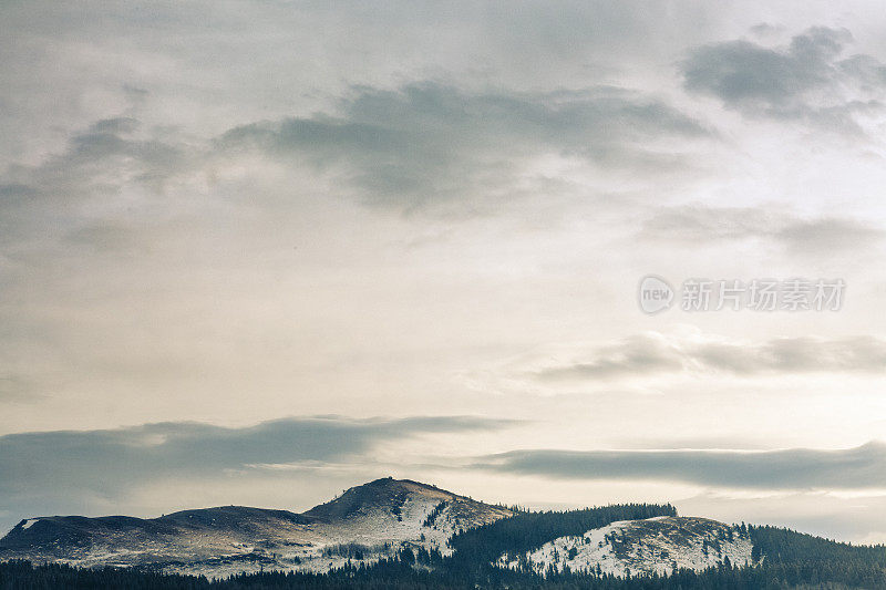 落基山脉冬季天空-自然背景