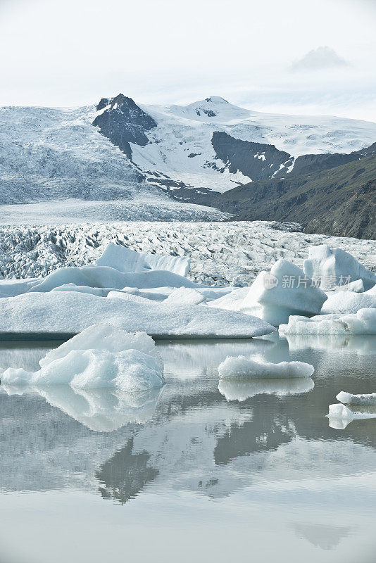 冰山在Fjallsárlón冰川泻湖中融化，后面是Vatnajökull冰川