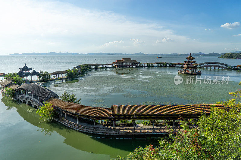 中国江苏省无锡市，湖中有古老的建筑