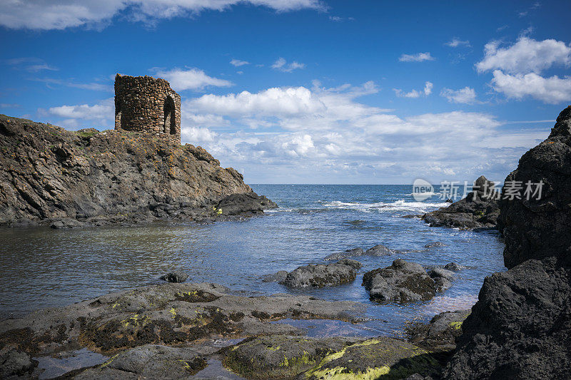 英国苏格兰埃利法夫东纽克，坐落在一个岩石半岛上，有一座高高的石头建筑，叫做“夫人塔”，建于18世纪60年代，是安斯特拉瑟夫人的私人更衣室，供她在海上游泳和洗澡