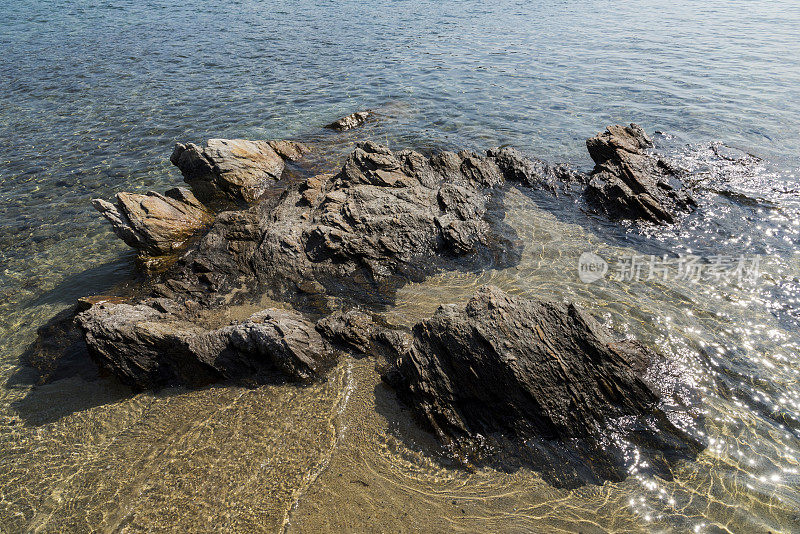 希腊艾尔诺罗兹(阿陀斯)多岩石的海边，哈尔基迪基