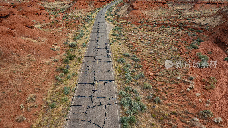 无人机在犹他州峡谷地附近的道路和荒地上空