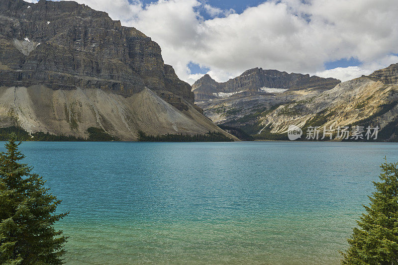 加拿大阿尔伯塔省的弓湖和风景秀丽的班夫国家公园