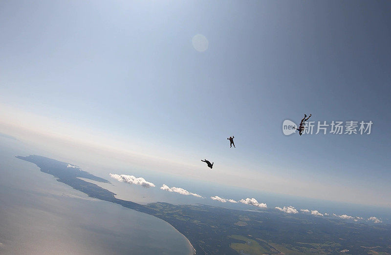 跳伞者穿过晴朗的天空，空中飞行