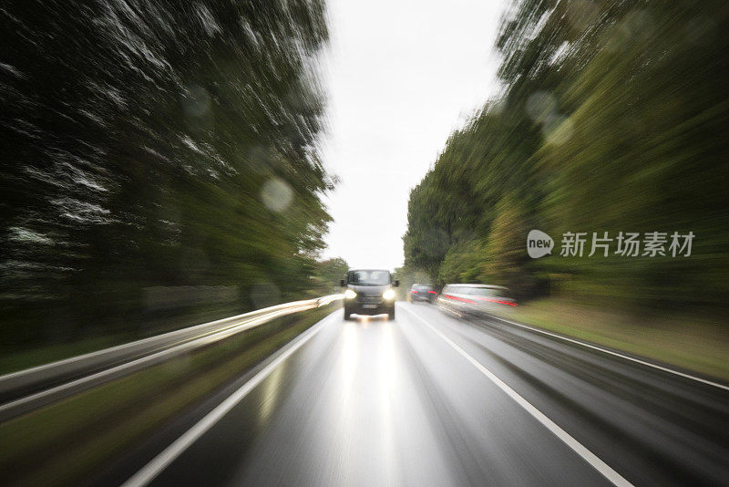 运动使潮湿道路上的车辆模糊不清