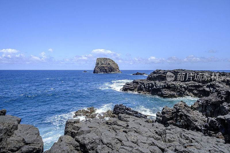 夏天，马德拉岛的波图达克鲁兹海岸遭遇海浪袭击