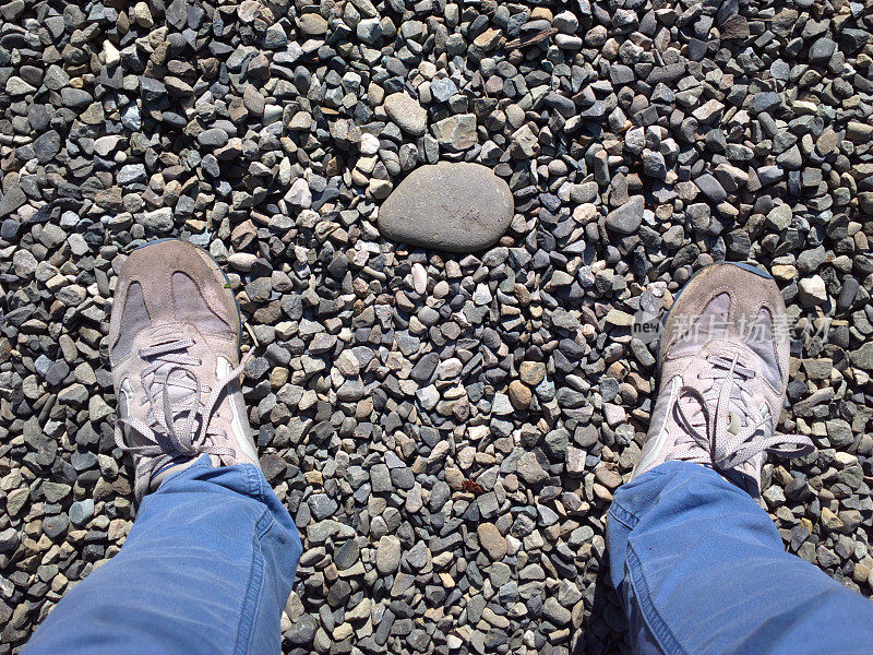 脚踩在小石子上。