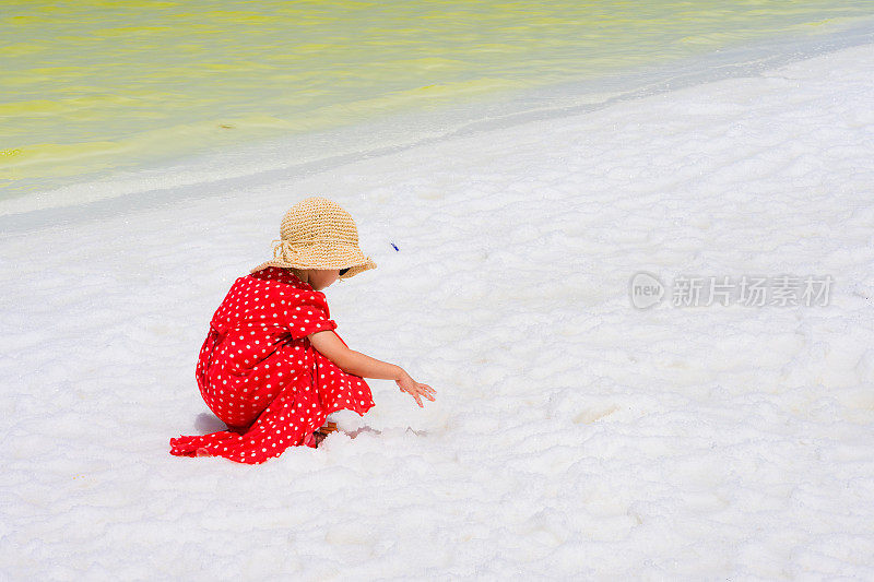 一个小女孩在湖边玩耍