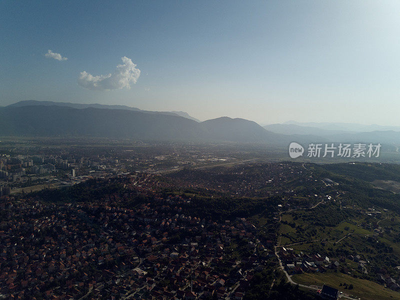 萨拉热窝鸟瞰图，波斯尼亚和黑塞哥维那的首都，夏季无人机的城市萨拉热窝