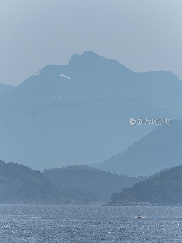 挪威峡湾的蓝色迷雾山