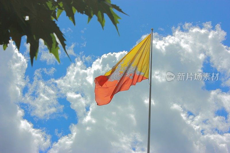 不丹廷布飘扬的不丹国旗