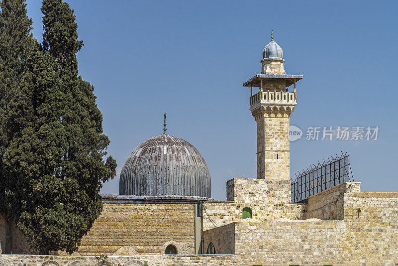 以色列耶路撒冷老城的一座寺庙的尖塔和圆顶。