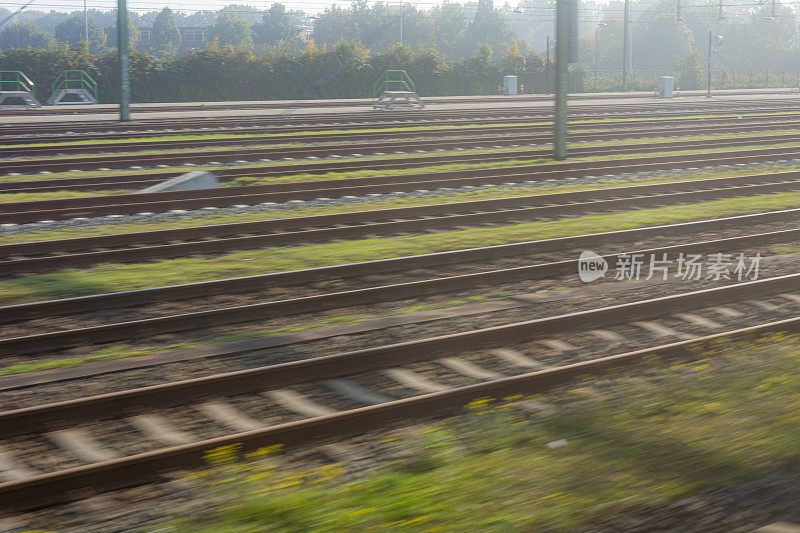 成排的铁路轨道在低角度的阳光下运动