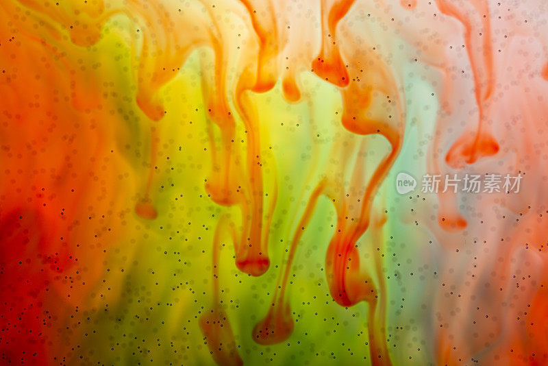 油漆在水中，多色染料溶液抽象形状