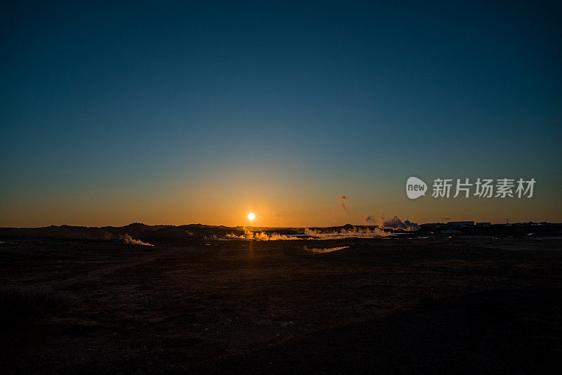 Hverarond地热区域。嘶嘶的蒸汽喷口