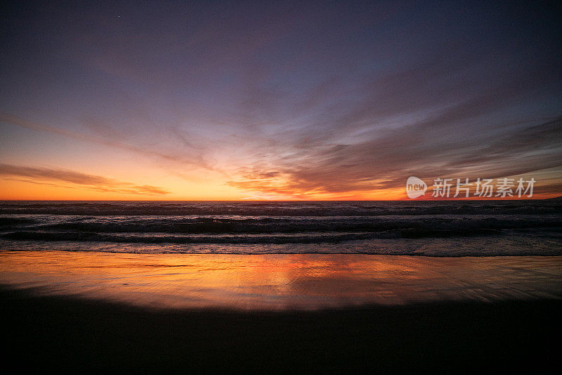 海上多彩的日落