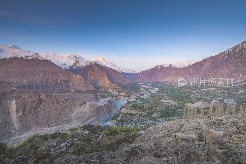 自然景观巴基斯坦秋季喀喇昆仑山脉，K2和南迦帕尔巴特，帕苏山谷