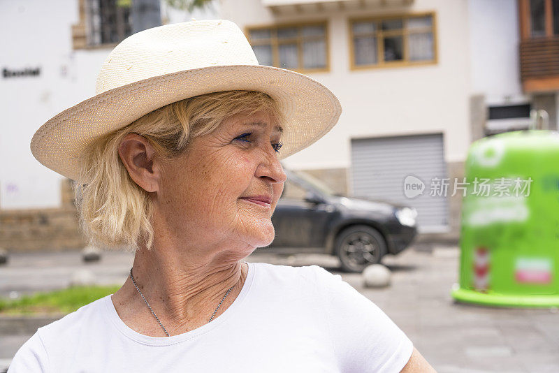 厄瓜多尔昆卡街头，一名戴着厄瓜多尔帽子的成熟女子