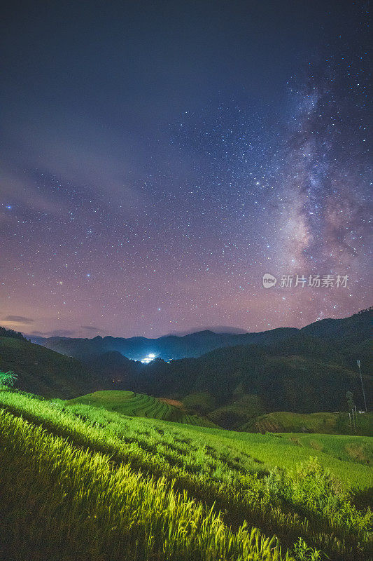 银河系与星星和空间美丽的景观绿色稻田准备在越南西北部的梯田日落山在木仓寨，颜白，越南