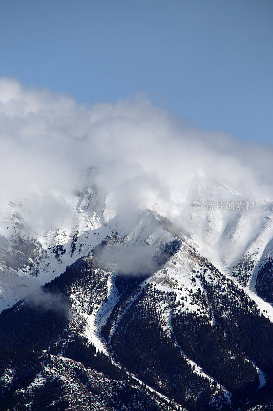 白雪皑皑的山峰。