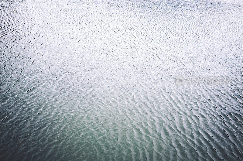 蓝色暗光水波纹表面背景