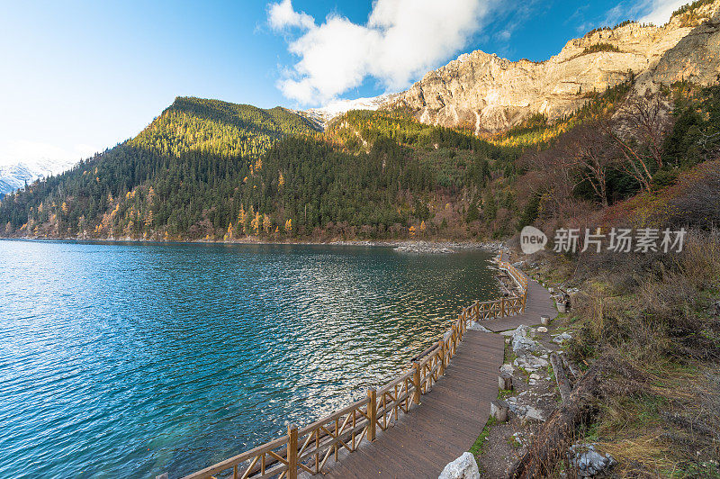 在九寨沟自然(九寨沟国家公园)的秋林中，五花湖(五花湖)清澈的水令人惊叹的景色